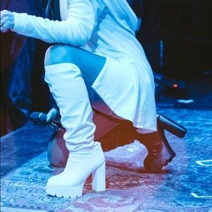 Over-the-knee size 7….THIS IS A PAIR OF BOOTS —> with 1 black ⚫️ and 1 white ⚪️